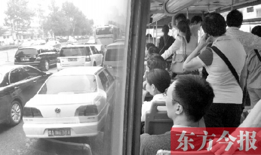 要問(wèn)鄭州昨天早上有多堵 網(wǎng)友笑侃：剎車剎得人想吐