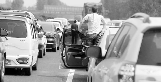 10月7日下午，寧洛高速漯河至商水段，因車禍發(fā)生擁堵