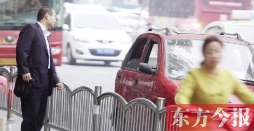 昨日下午5點40分，一男子久久未等到出租車，一輛“黑三輪”車主便和他搭訕