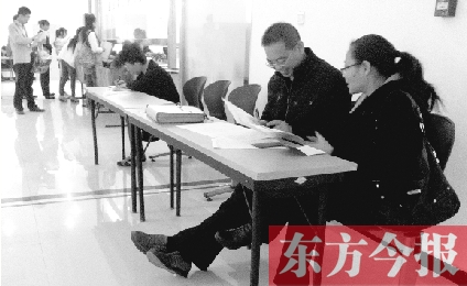 　　10月16日，鄭州市社保中心辦事大廳，新增的桌椅方便了前來(lái)辦理手續(xù)的市民