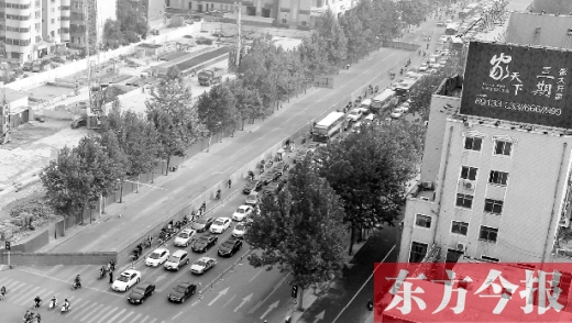 圍擋設(shè)置首日，人們騎車緩慢通行