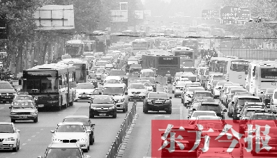 昨日下午4點(diǎn)，在花園路與黃河路口附近，車堵成了“一鍋粥”