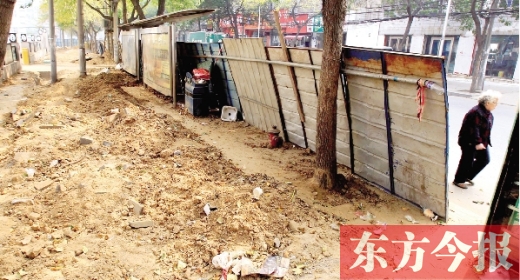 鄭州市紅專路與政七街交叉口，一工地“圍而不動”，步行者只好擇路而行