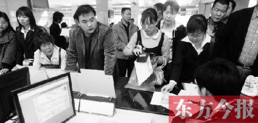 市民在“低臺(tái)敞開(kāi)式”辦事大廳辦理業(yè)務(wù)