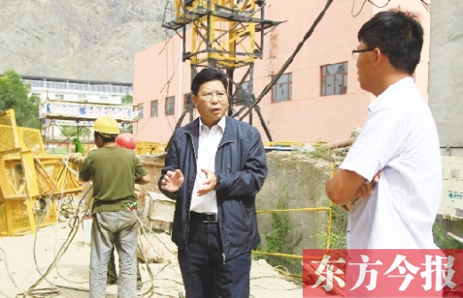 新鄉(xiāng)市援疆前方指揮部指揮長(zhǎng)、伊吾縣委副書記鄭援越（中）深入一線調(diào)研