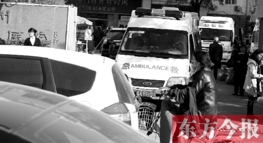 馬路上的機動車越來越多，臨著大路鄭州市第一人民醫(yī)院門口，出急診的救護車常常遭遇堵車
