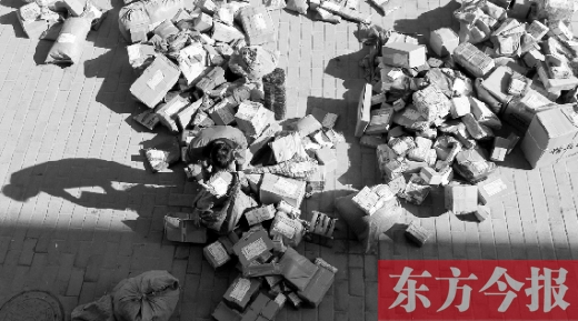 “雙十一”后，快遞員忙著送包裹，連水也不敢喝