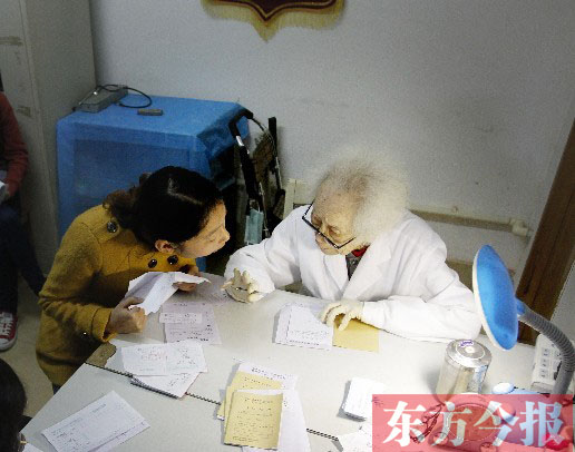 昨日，97歲的“醫(yī)生奶奶”胡佩蘭在給患者看病
