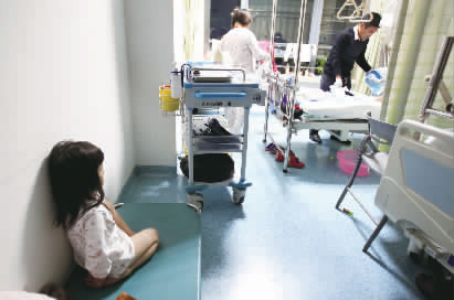 嘟嘟一早就醒了，小小的身體靠在墻邊看著爸爸進(jìn)行手術(shù)前準(zhǔn)備