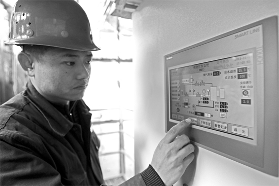 宗希明在“政七街煤改氣項目” 工程工地。高科技完全取代了老式燃煤鍋爐笨重、復(fù)雜的管理和控制