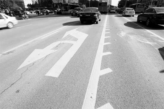 昨日，鄭州市金水路未來(lái)路口的“魚(yú)刺”車(chē)道，好多司機(jī)不知道咋走