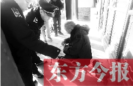 昨日，鄭州市管城區(qū)執(zhí)法局對轄區(qū)一只狗狗檢查是否辦過證 東方今報首席記者 劉棟杰 攝