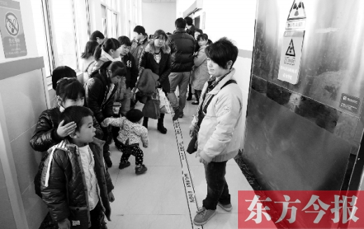 11月30日上午，星星等20余名“袖珍人”到鄭州市兒童醫(yī)院進(jìn)行骨齡測(cè)定