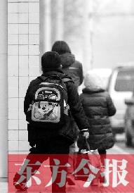 一名學(xué)生背著書包走出校門準(zhǔn)備回家。教育部發(fā)布規(guī)定，其中明確規(guī)定教師收禮、有償補(bǔ)課等行為將受到相應(yīng)處分