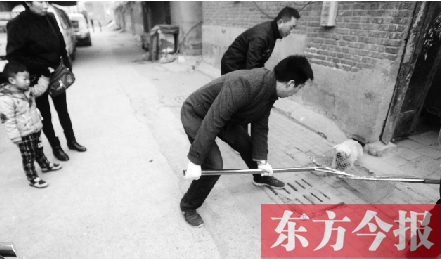 12月3日，鄭州市隴海路。執(zhí)法人員對一只“辦了證卻不系繩”的狗進行捕捉