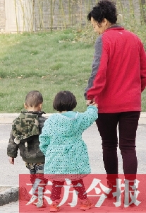 男孩兒姓“鄭”，女孩兒姓“周”（取“州”諧音），即“鄭州”之意，這一取名法得到了認(rèn)可