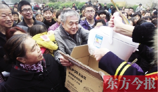 昨日，鄭州金源第一城小區(qū)。除了能領(lǐng)到地鐵試乘劵，還有獎品可拿