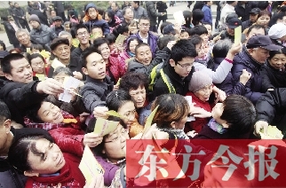 昨日，鄭州金源第一城小區(qū)。小區(qū)居民迫不及待地將自己為鄭州地鐵寫下的祝福語放進(jìn)抽獎箱