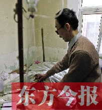 54歲的老楊把自己當做護士，不離不棄照顧著已成“植物人”的母親