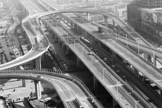 昨日，已經(jīng)開始施劃交通標線的鄭州市三環(huán)快速路北環(huán)高架橋部分