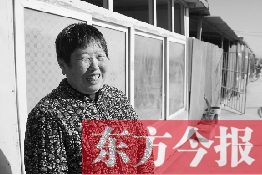 在京水村的臨時(shí)過渡區(qū)內(nèi)，一位大媽在儲(chǔ)存大白菜