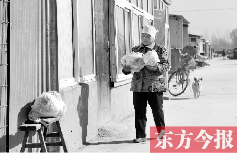 在京水村的臨時(shí)過渡區(qū)內(nèi)，62歲的村民白小英對(duì)未來的生活充滿期待