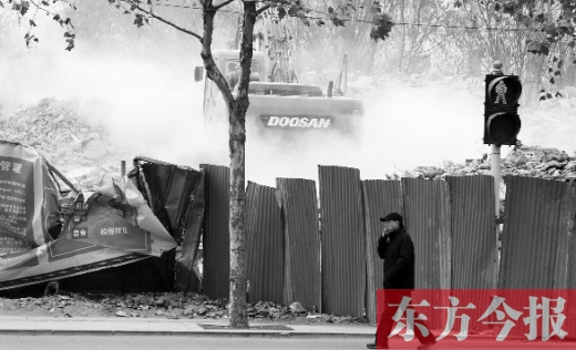 昨日，鄭州市未來(lái)路與緯四路交叉口一工地施工不除塵，加重了空氣污染