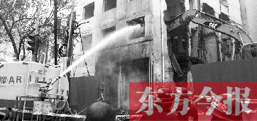 昨天早上8點(diǎn)半，鄭州市農(nóng)業(yè)路一拆遷工地，用兩臺(tái)噴水車噴水除塵，有效地阻止了施工揚(yáng)塵