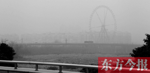 我看！我再看！我都看不見世紀(jì)歡樂園的巨大摩天輪了，送孩子上學(xué)的路，真快看不清了