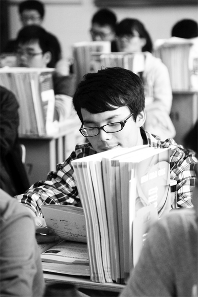 一所學(xué)校的高三學(xué)生正在加班加點(diǎn)復(fù)習(xí)，不少同學(xué)都開(kāi)始為自主招生報(bào)名忙活了