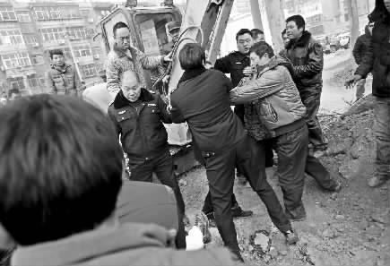 因不江城管執(zhí)法人員的做法，自來水公司施工人員一度和城管執(zhí)法人員發(fā)生拉扯