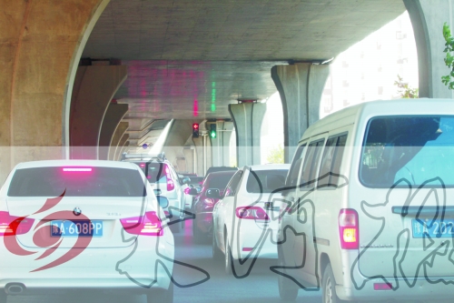 交警在東風路從北向南上橋口處擺上反光錐，間歇放行