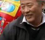 采訪我先買個(gè)氣球吧！大爺霸氣回答