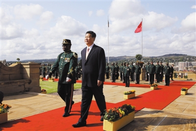 3月26日，南非總統(tǒng)祖馬在比勒陀利亞聯(lián)邦大廈前廣場舉行儀式，歡迎中國國家主席習(xí)近平訪問南非。這是習(xí)近平檢閱儀仗隊(duì)。新華社記者 蘭紅光 攝