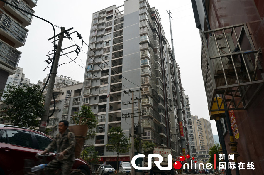2013年4月2日，四川達(dá)城，電線(xiàn)桿足足有19層樓高，而且離小區(qū)住戶(hù)的房屋很近。圖片來(lái)源:張?bào)K/CF