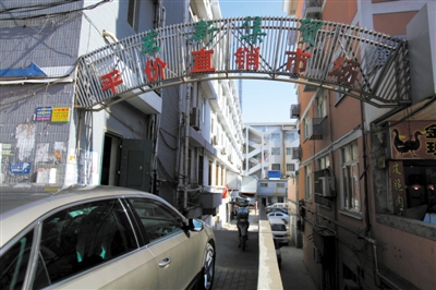 昨日，從事活禽宰殺的許某確認(rèn)為感染H7N9禽流感確診病例，其所工作的南京江寧區(qū)東新農(nóng)貿(mào)市場(chǎng)仍正常營(yíng)業(yè)