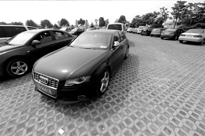 3月30日，掛有AZG(安徽政府公務的拼音縮寫）通行證的車輛停放在合肥市小蜀山公墓停車場內(nèi)。