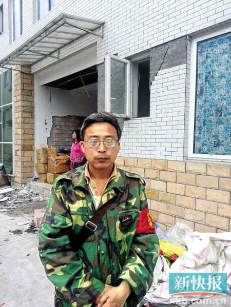 被免副鄉(xiāng)長楊成毅成災區(qū)首位免職干部，接受新快報記者采訪時稱：“服從組織決定，大難當前官位不要緊”