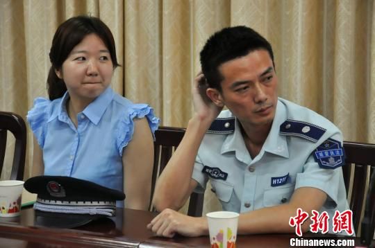 圖為參與“體驗式執(zhí)法”的兩名城管隊員。　張芹　攝