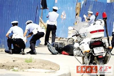 　一名歹徒被抓獲，另一名歹徒持槍劫持了一名門(mén)衛(wèi)。