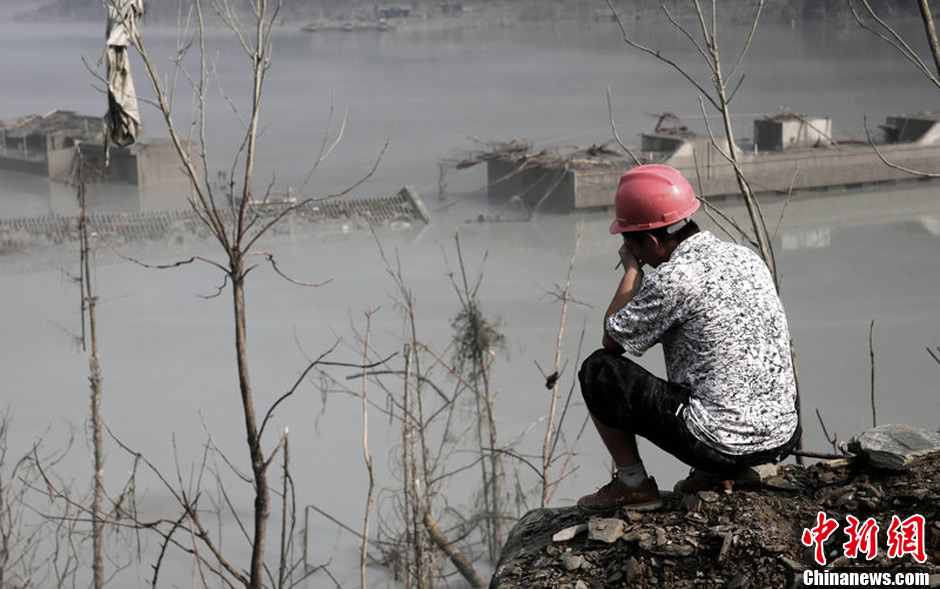 7月14日，四川綿陽，在水下沉寂了5年多的北川漩坪鄉(xiāng)浮出水面，如海市蜃樓飄浮在堰塞湖水面，回來看自己