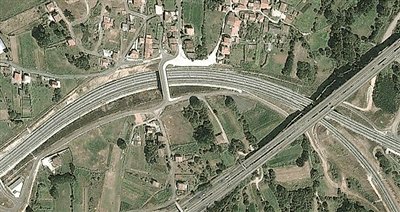 事發(fā)地的急轉(zhuǎn)彎道。以下是監(jiān)控視頻截圖。