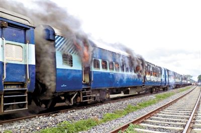 19日，撞人的火車被民眾點燃。