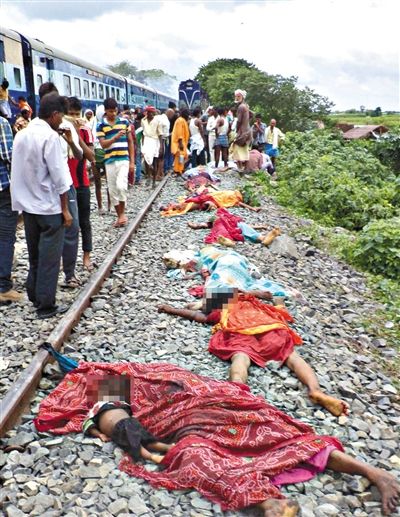 19日，事故現(xiàn)場遇難者的遺體。