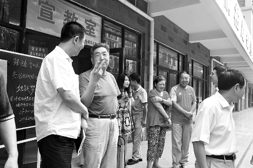 盧法舜（左二）伸出兩根手指，建議實(shí)行2元通票制。