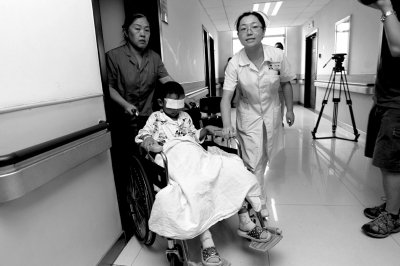 昨天，斌斌被推出病房，準(zhǔn)備換藥。記者 譚青/攝