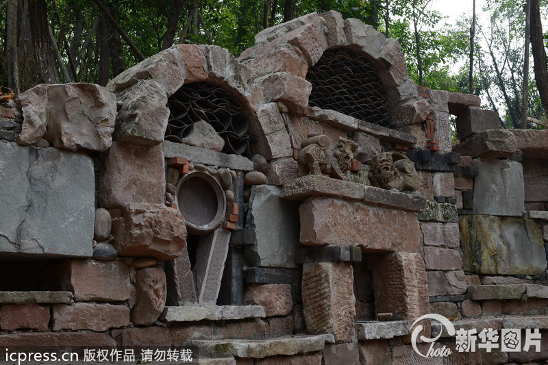 2013年9月23日，有網(wǎng)友近日報料重慶一所大學(xué)正在修建稀奇古怪的校大門