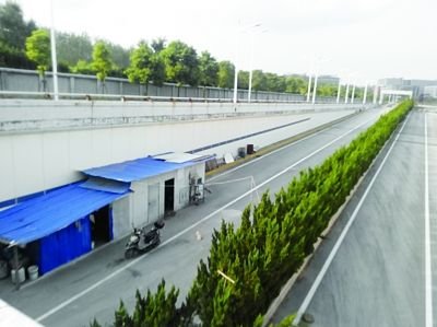 隧道內(nèi)堆放著大量生活用品。