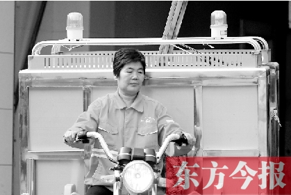 鄭州市金水區(qū)目前發(fā)放的第一批30輛新垃圾清運車，已投入使用