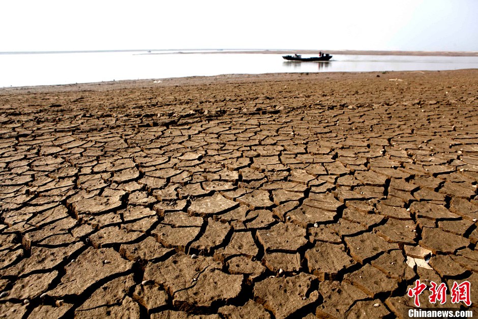 10月28日，在江西省都昌縣印山附近水域拍攝的龜裂的鄱陽湖湖床。